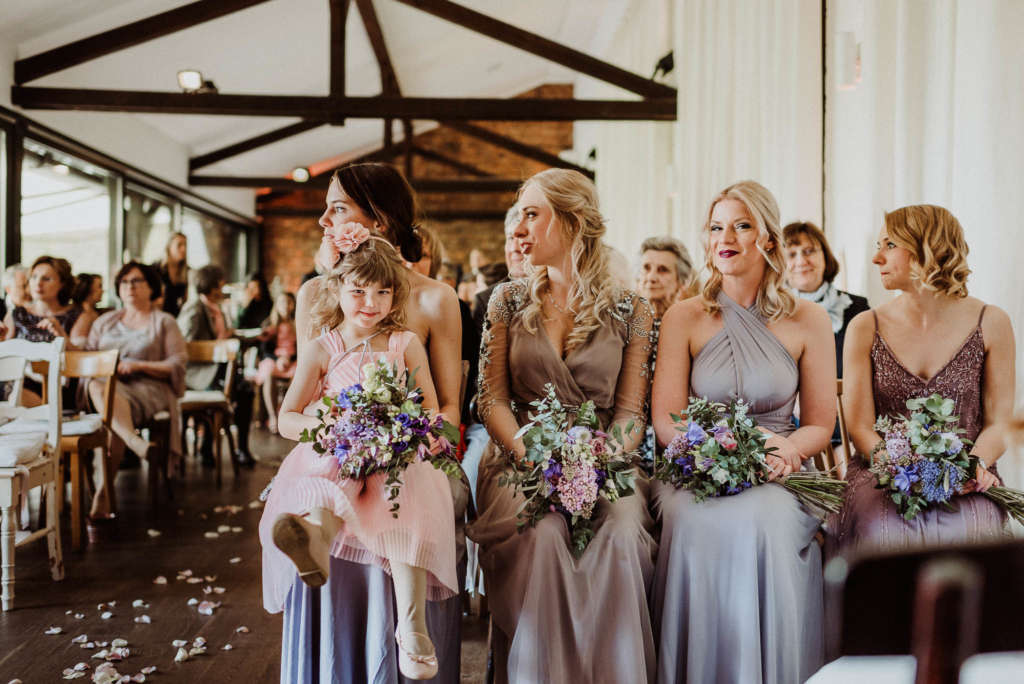 Blumenmaedchen bei freier Trauung mit Trauzeugen im Kleid und mit Blumen 01 1