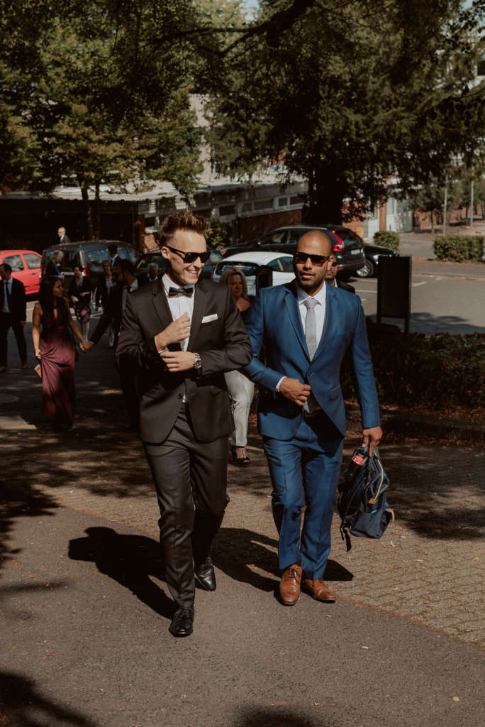 Braeutigam und Trauzeuge coole Outfits