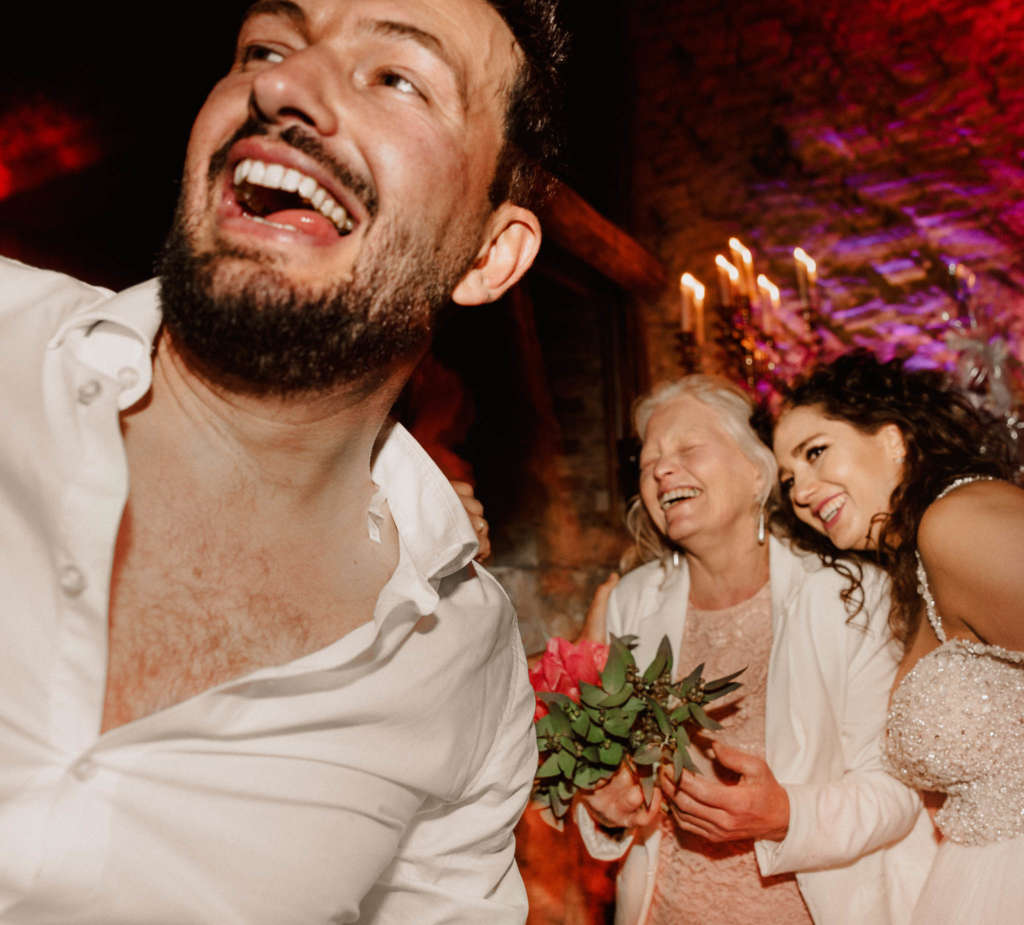 Brautstrausswurf Mama faengt Brautstrauss Hochzeit witzige Momente