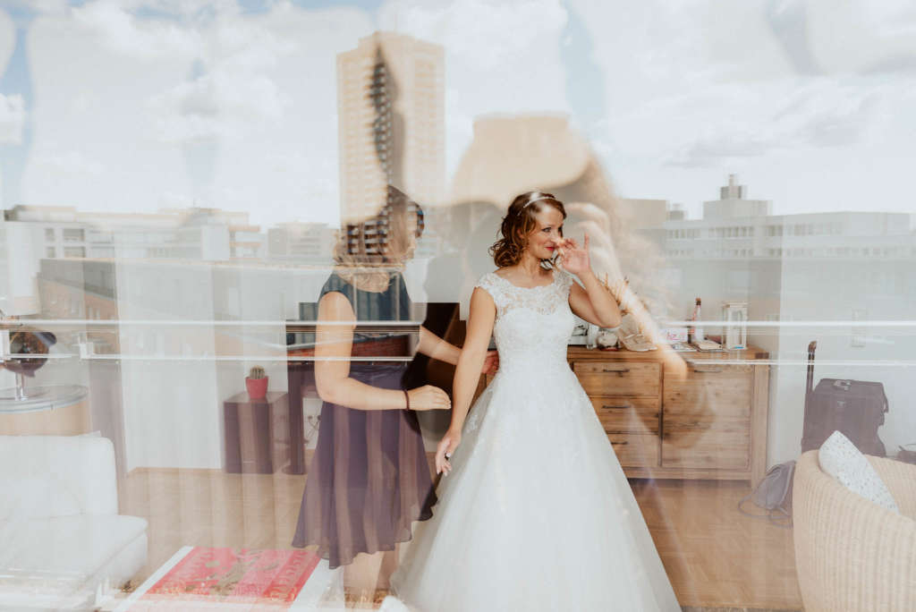 Getting Ready Fotos zuhause in Koeln Vorbereitung der Braut Haare und Makeup