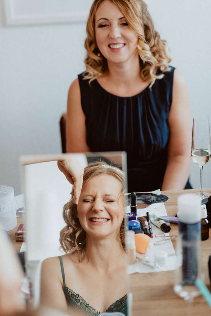 Getting Ready der Braut zuhause mit Trauzeugin Vorbereitungen