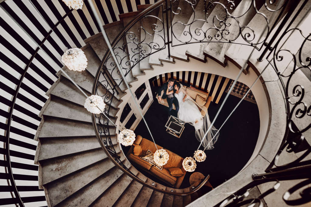 Hochzeit kreatives Foto mit Treppe und Brautpaar im Hotel Koenigshof in Bonn