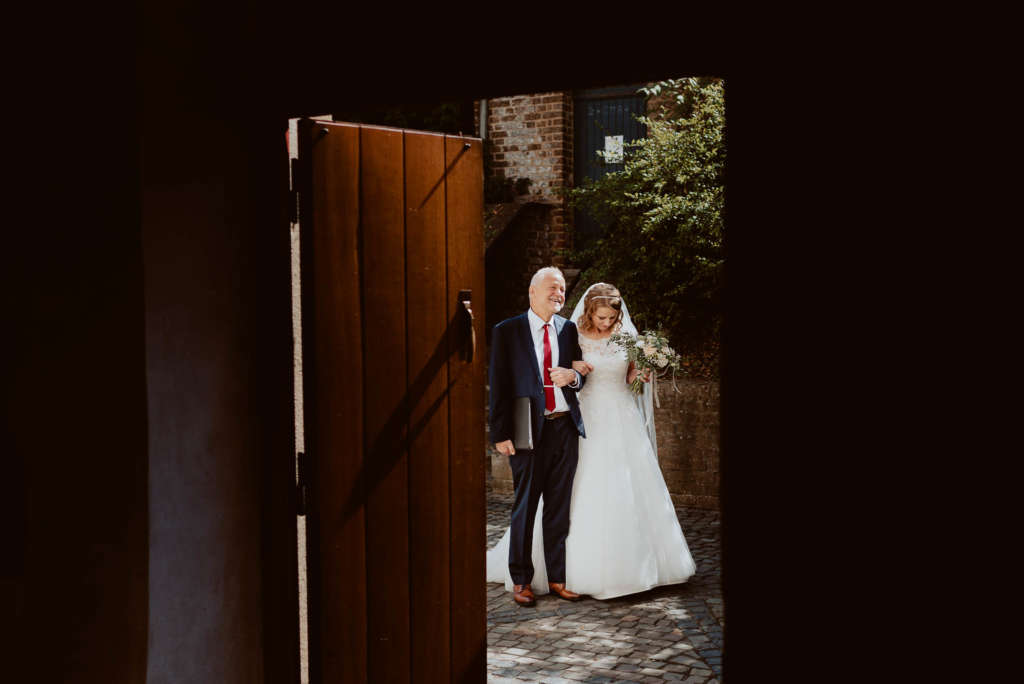 Kirchliche Trauung emotionaler Moment mit Vater in Bornheim St Walburga