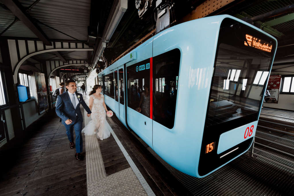 Paarshooting Schwebebahn Wuppertal Hochzeitsfotos