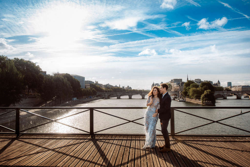Paarshooting in Paris Bruecke Ideen fuer Paarshooting Hochzeitsfotografie