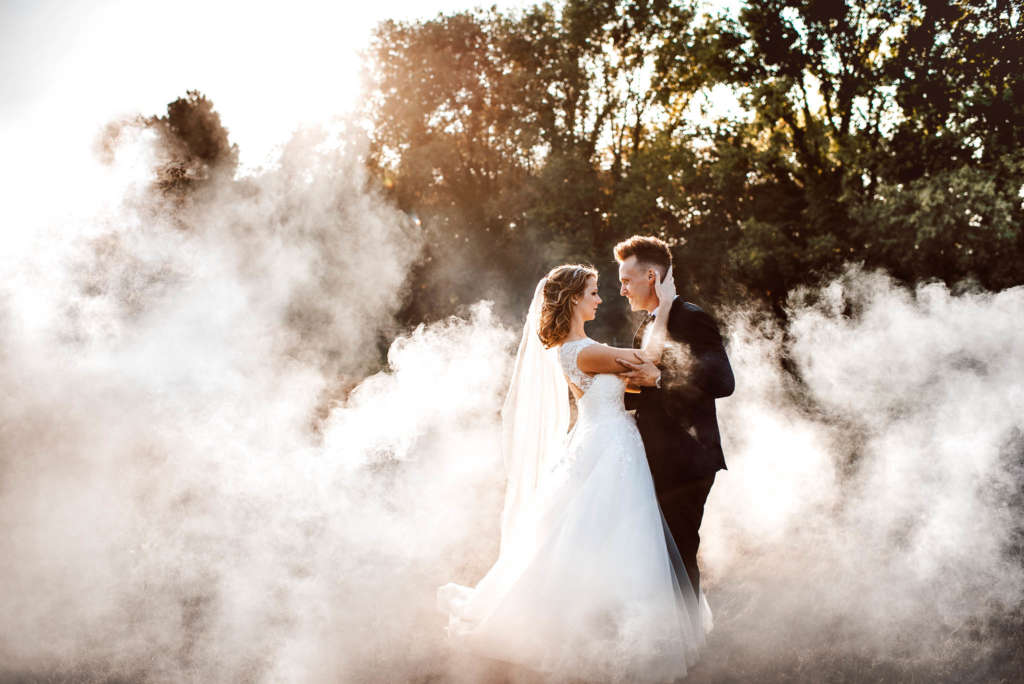 Paarshooting mit Rauchpatronen Hochzeit Ideen Hochzeitsfotograf Koeln