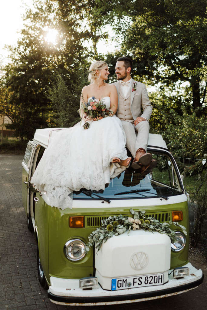 VW Bus als Hochzeitsauto bei einer Boho Hochzeit Fotos mit dem Oldtimer