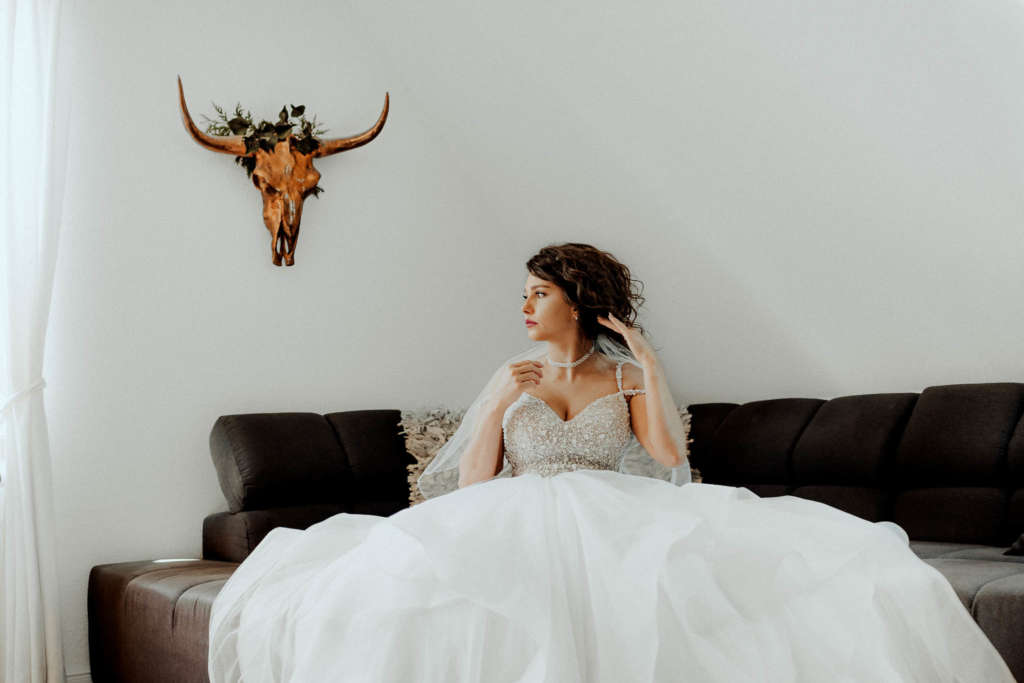 Vorbereitungen der Braut fuer die Hochzeit Getting ready Zuhause Brautkleid