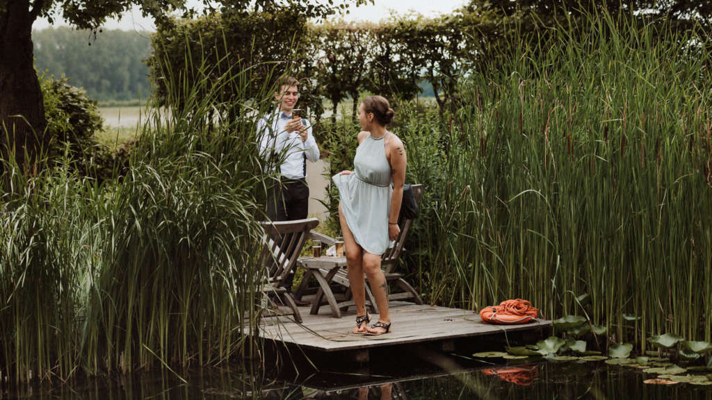 Witziges Hochzeitsfoto mit Gaesten lustiges Hochzeit Bild im Lindenhof Kranenburg