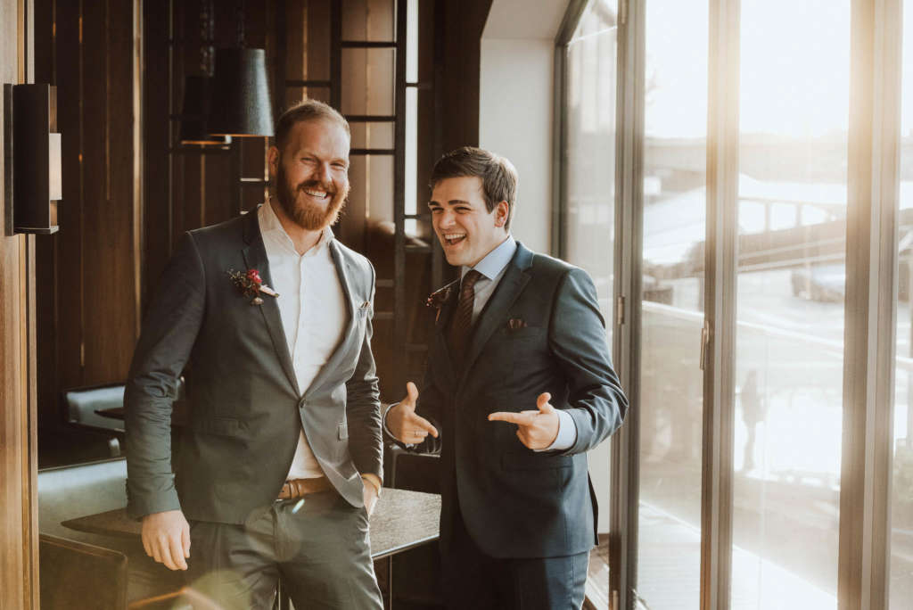 heirate in koeln am rhein brautigam im sonnenuntergang hotel hyatt regency koeln