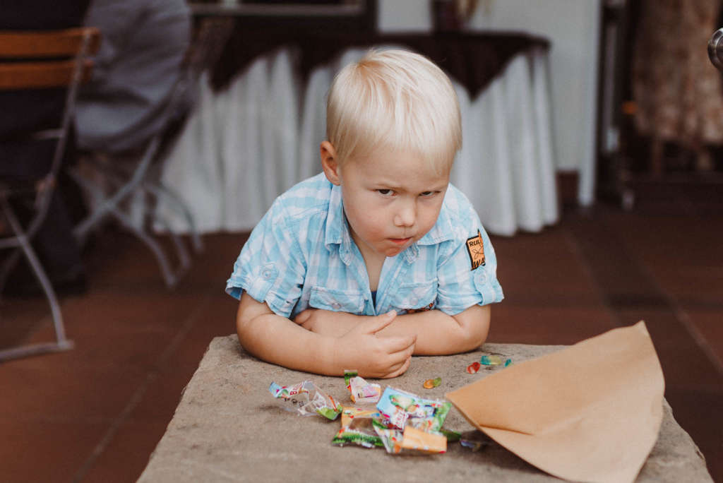 kinder suessigkeiten bei der hochzeit candy bar witzige hochzeitsfotos