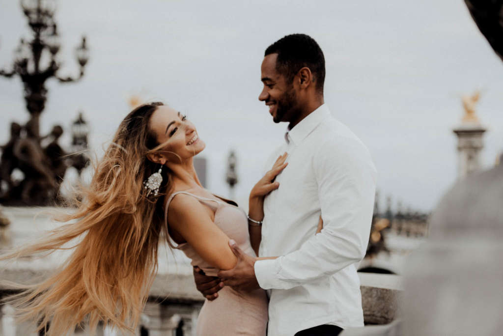 romantische fotos in paris fotograf fuer paarshooting