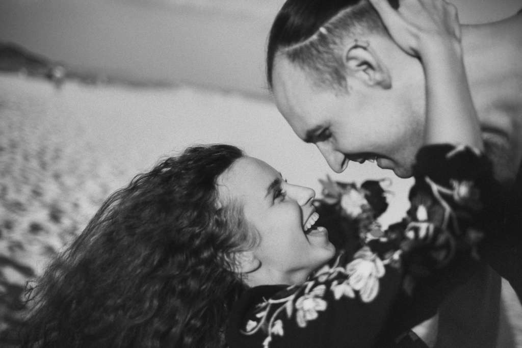 Jarina und Jan das Be Bright Photography Team beim Paarshooting emotionales Bild in schwarz weiss 01