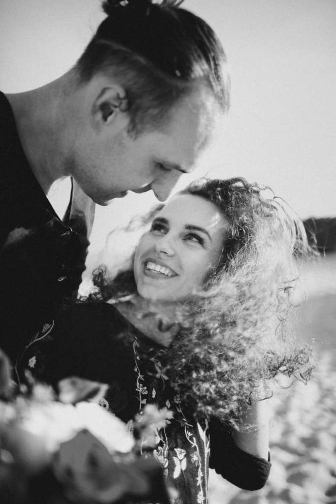 Jarina und Jan das bebright photography Team beim Paarshooting emotionales Bild in schwarz weiss 03