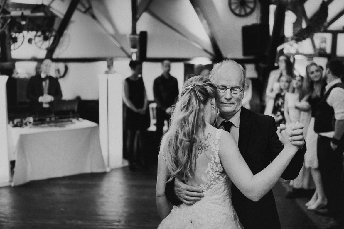 Vater Tochter Tanz bei Hochzeit auf Gut Hahn bebright photography