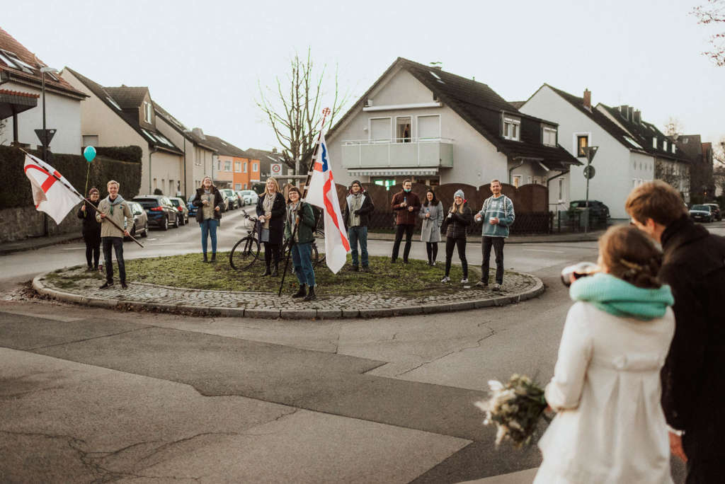 corona hochzeit covid heiraten gratulationen mit abstand