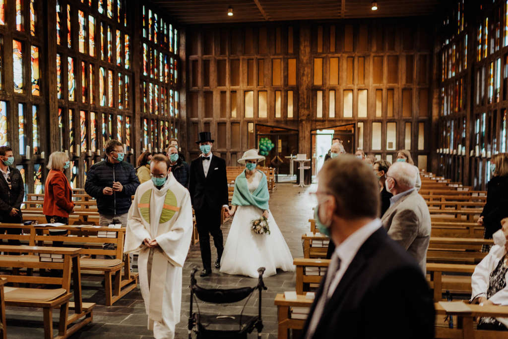 corona hochzeit covid heiraten kirchlich kirchliche trauung masken