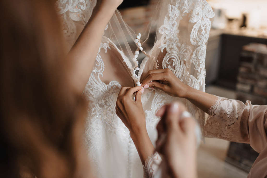 getting ready braut kleid hochzeitskleid anziehen