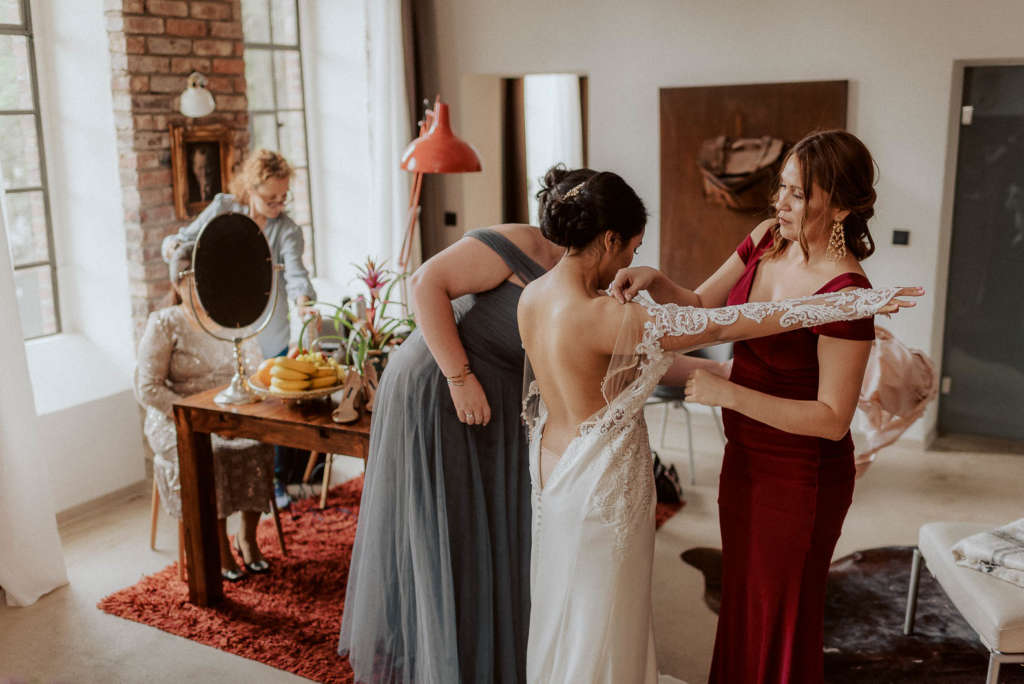 getting ready braut kleid hochzeitskleid anziehen