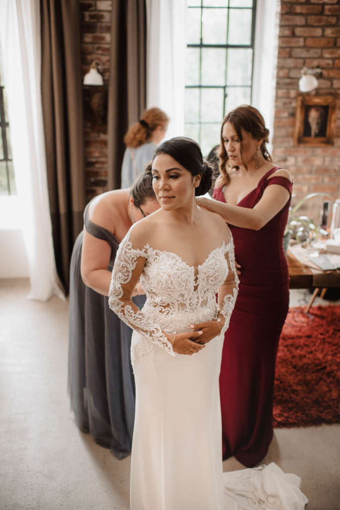 getting ready braut kleid hochzeitskleid anziehen