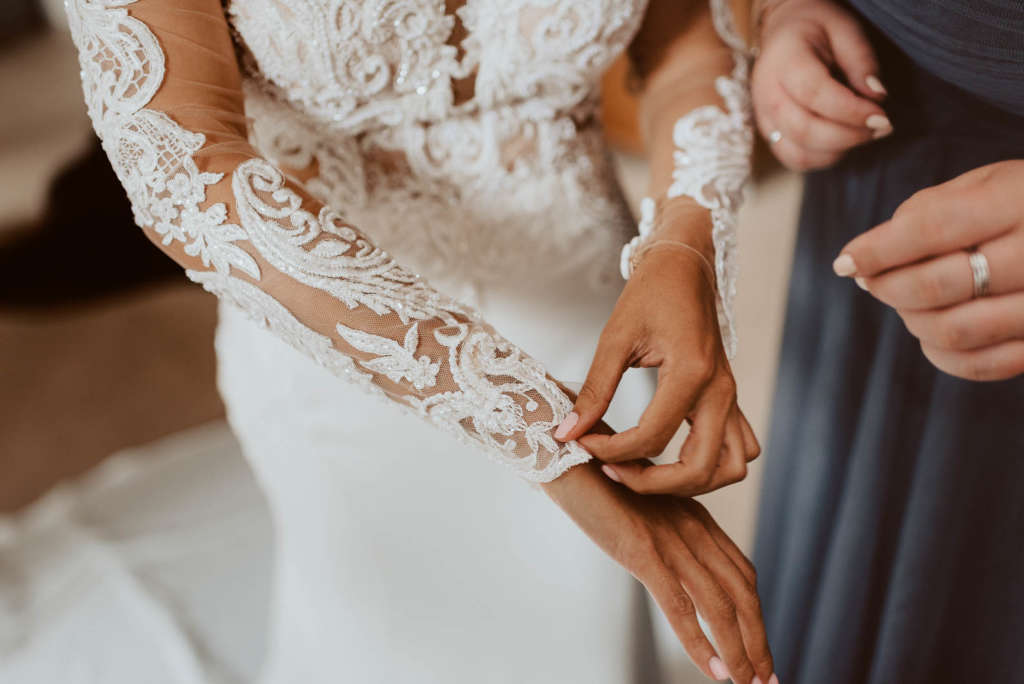 getting ready braut kleid hochzeitskleid anziehen