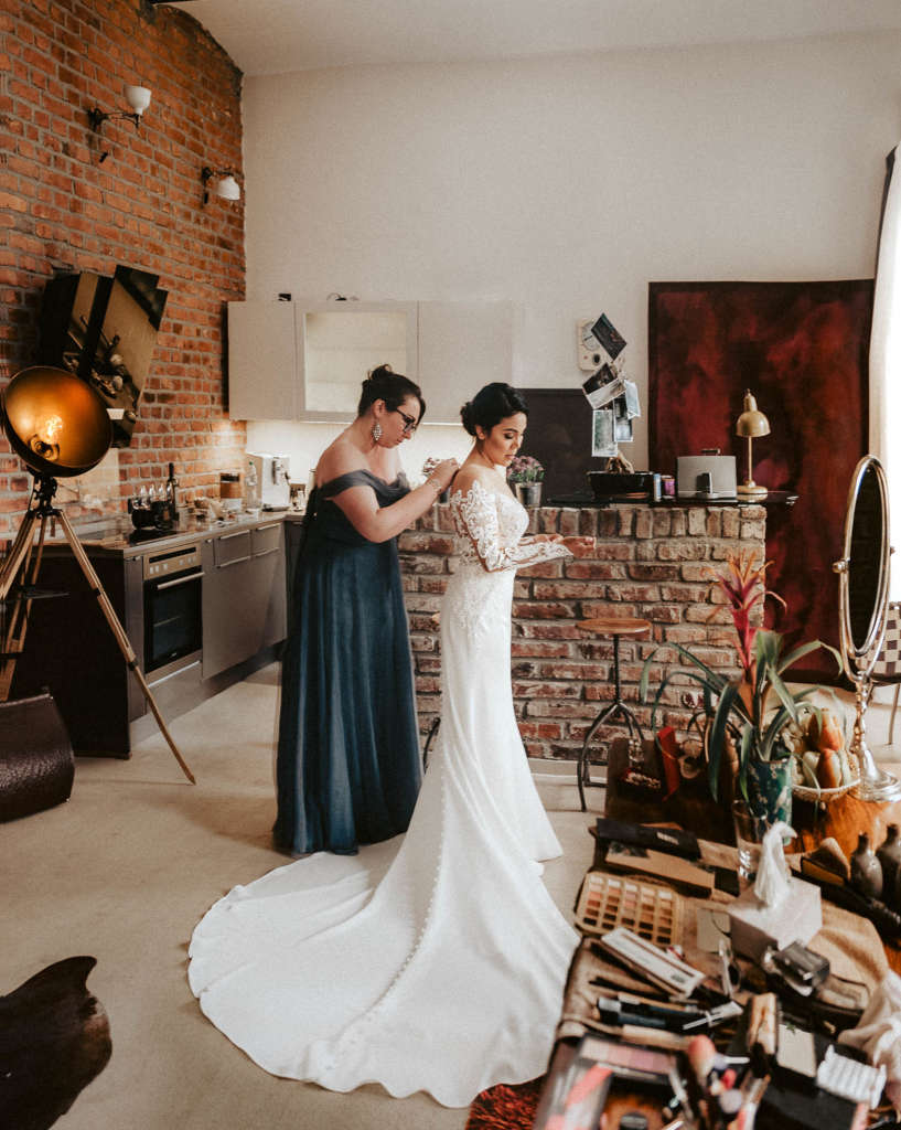 getting ready braut kleid hochzeitskleid anziehen hochzeitsfotograf