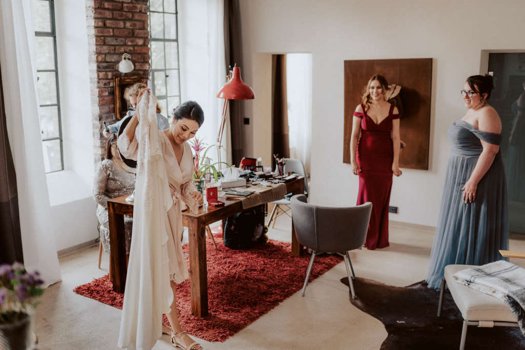 getting ready braut kleid hochzeitskleid anziehencarl kaiser loft