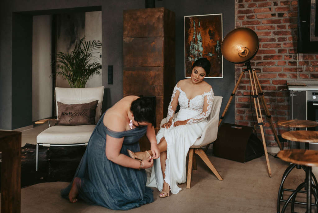 getting ready braut schuhe anziehen carl kaiser loft