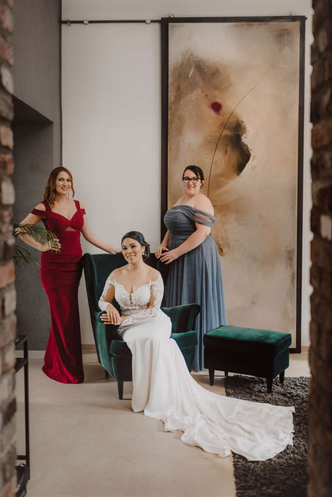 getting ready mit freundinen braut fotos hochzeitsfotograf duesseldorf loft