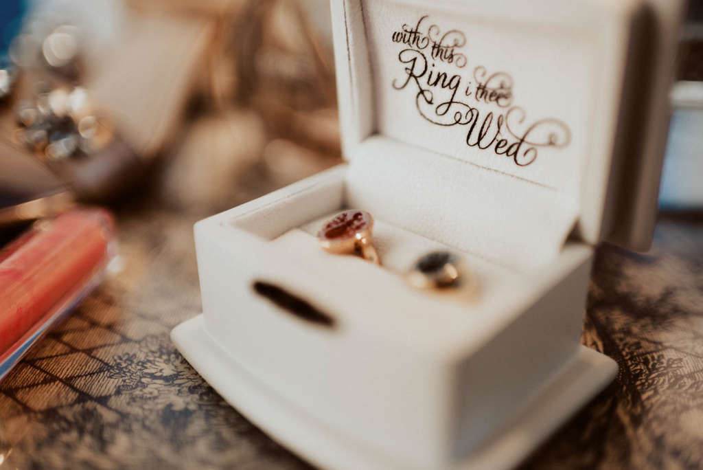 Besondere Ringbox mit Gravur aussergewoehnliche Hochzeitsringe