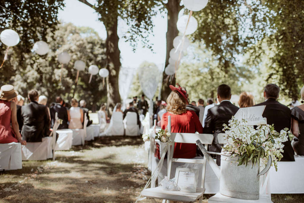 Boho Traaung in der Natur im gruenen NRW Schloss Hertefeld