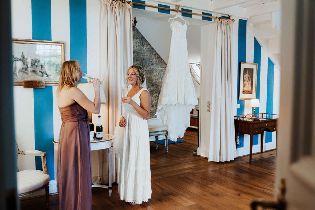 Getting Ready Suite Schloss Hertefeld Brautkleid