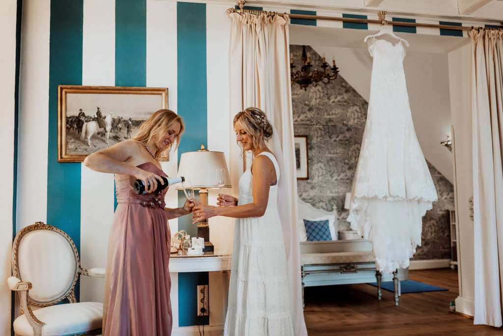 Getting Ready mit Freundin Sekt anstossen Schloss Hertefeld