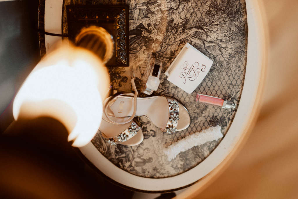 Hochzeit Accessoires Brautschuhe Ringbox Parfum Lippenstift Strumpfband