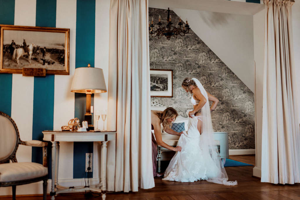 Hochzeitskleid anziehen Fotos Getting Ready Hochzeitsfotograf
