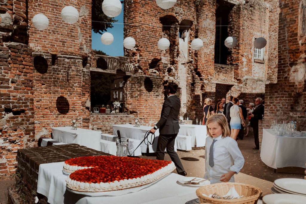 Schloss Hertefeld Ruine Sommer Torte in Herzform aus Erdberen