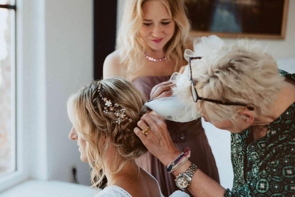 Sommer Brautschleier anstecken der Brautsalon