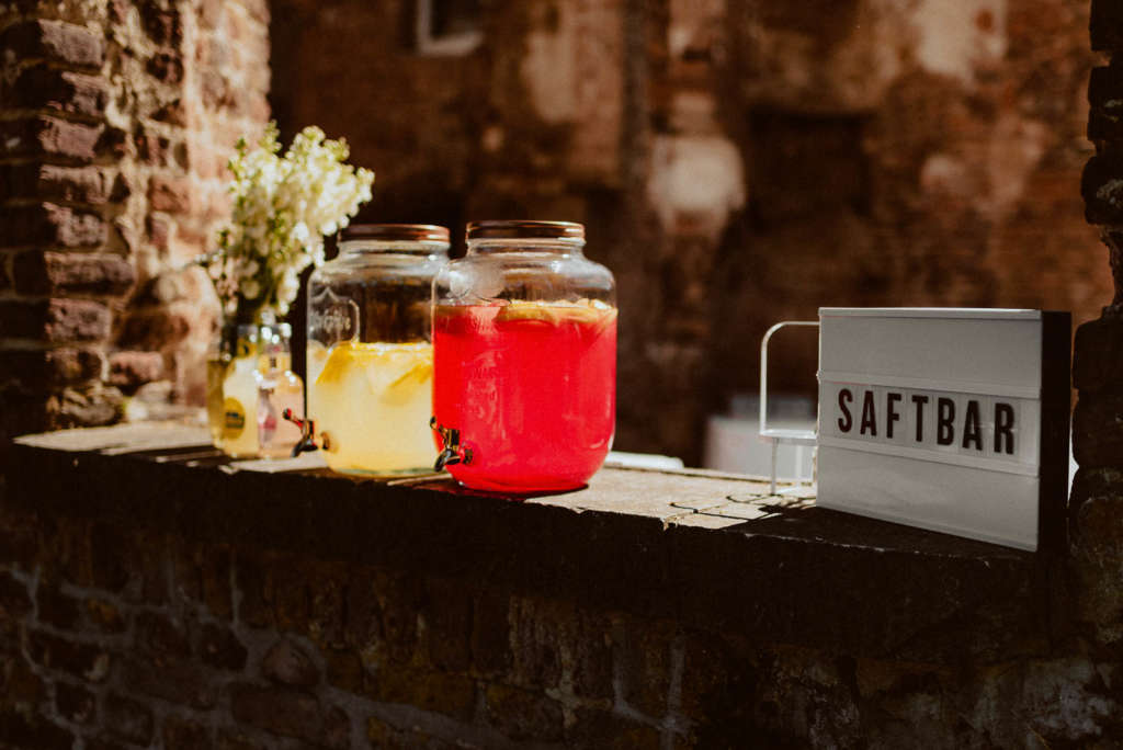 Sommer Hochzeit Saftbar DIY Getraenkebar Inspiration