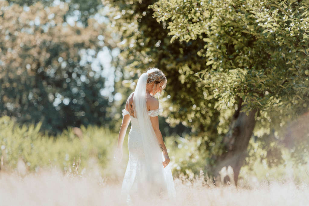 Sommer Hochzeitskleid mit Schleier Braut Tatoos