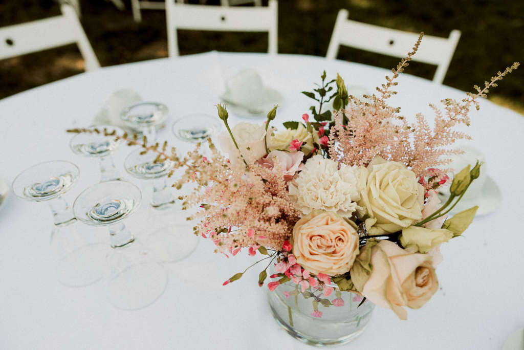 Sommerhochzeit Tischdeko im Freien