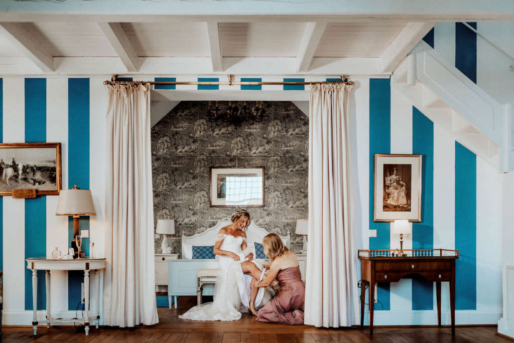 Strumpfband anziehen Fotos Hochzeit Schloss Hertefeld