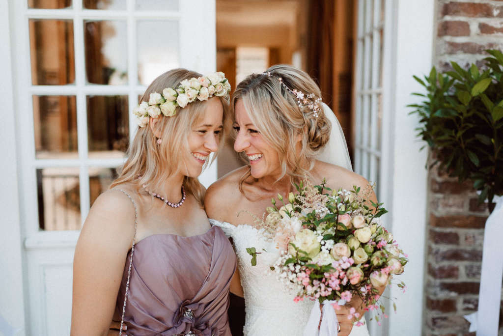 Trauzeugin mit Blumenschmuck und Boho Braut