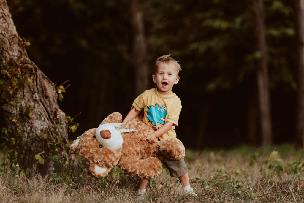 Fotos von Lindern Kind mit Kuscheltier