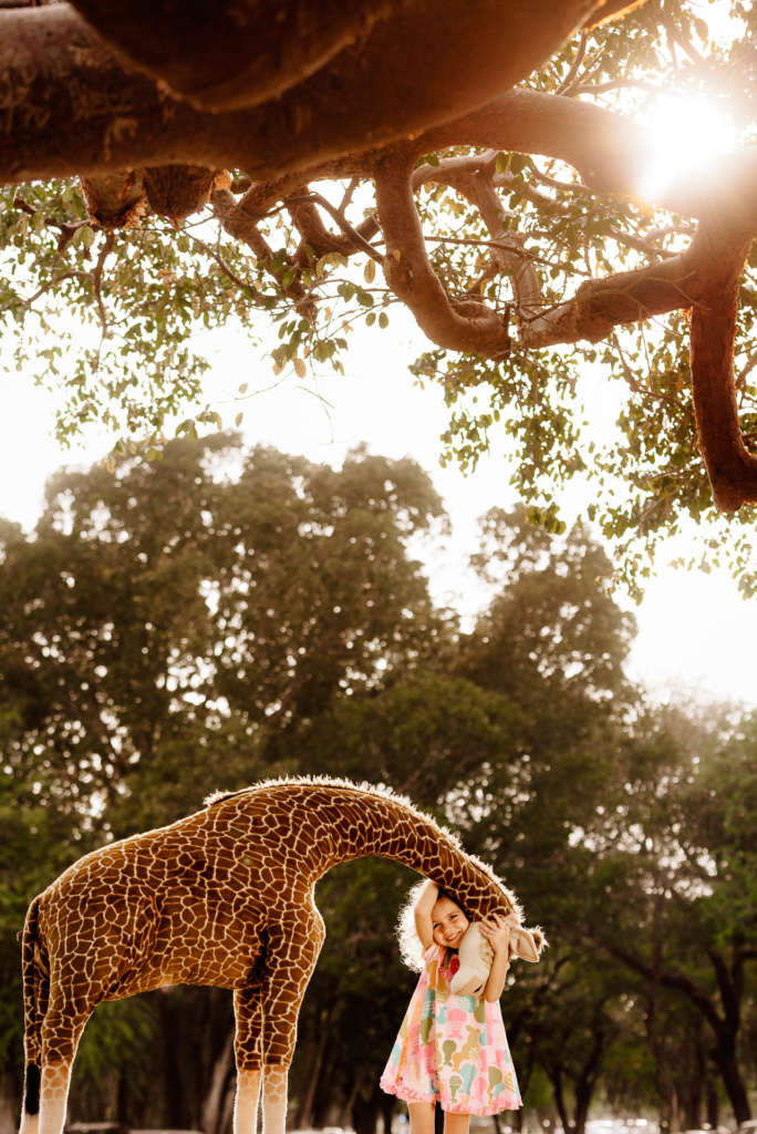 kind mit giraffe kinderfotograf nrw