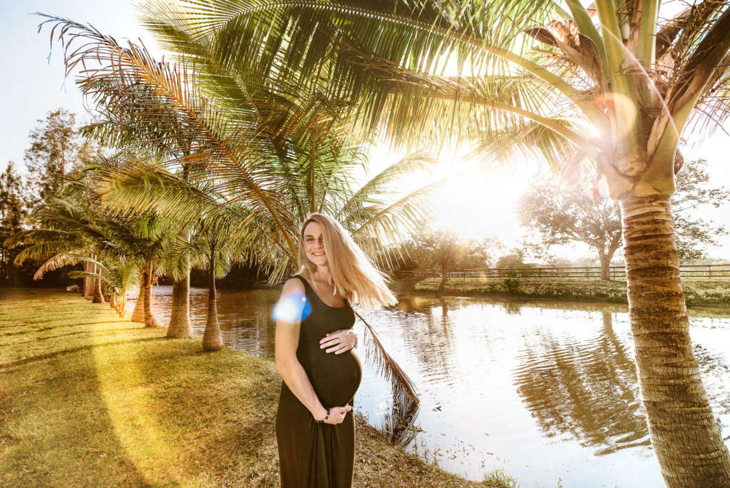 Babybauch Fotoshooting Sonnenuntergang Palmen 1