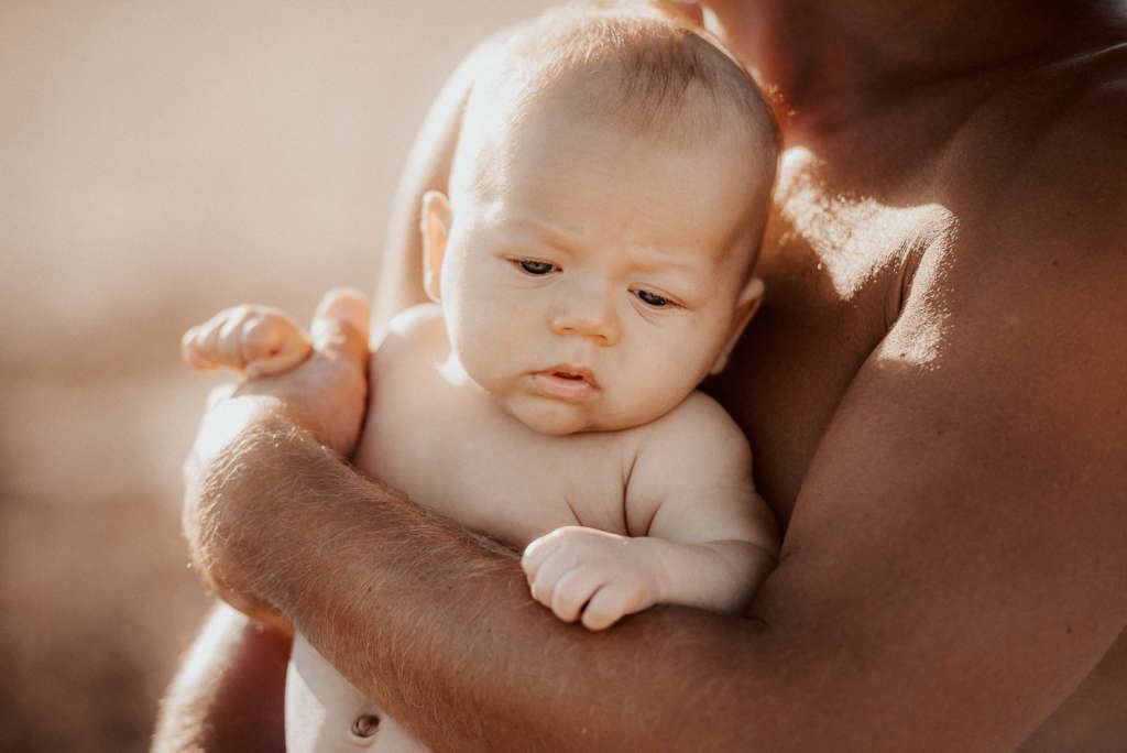 Babyfotograf Foto vom neugeborenen mit Papa