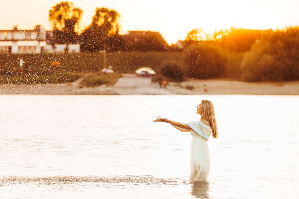 Fotoshooting im Wasser am Rhein beim Sonnenuntergang in Duesseldorf 1