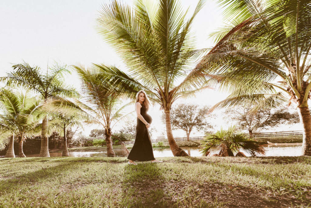 Schwangerschaft Fotoshooting Sonnenuntergang Palmen 2