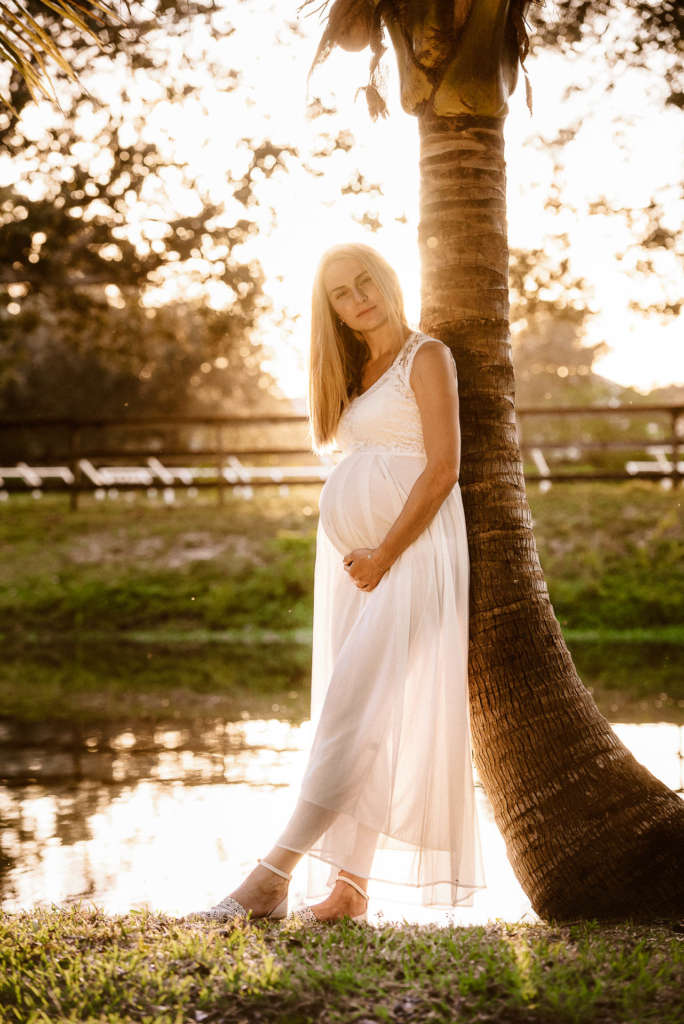 Schwangerschaft Fotoshooting weisses Kleid