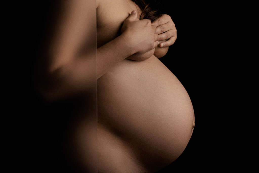 babybauch fotos studio schwarzer hintergrund